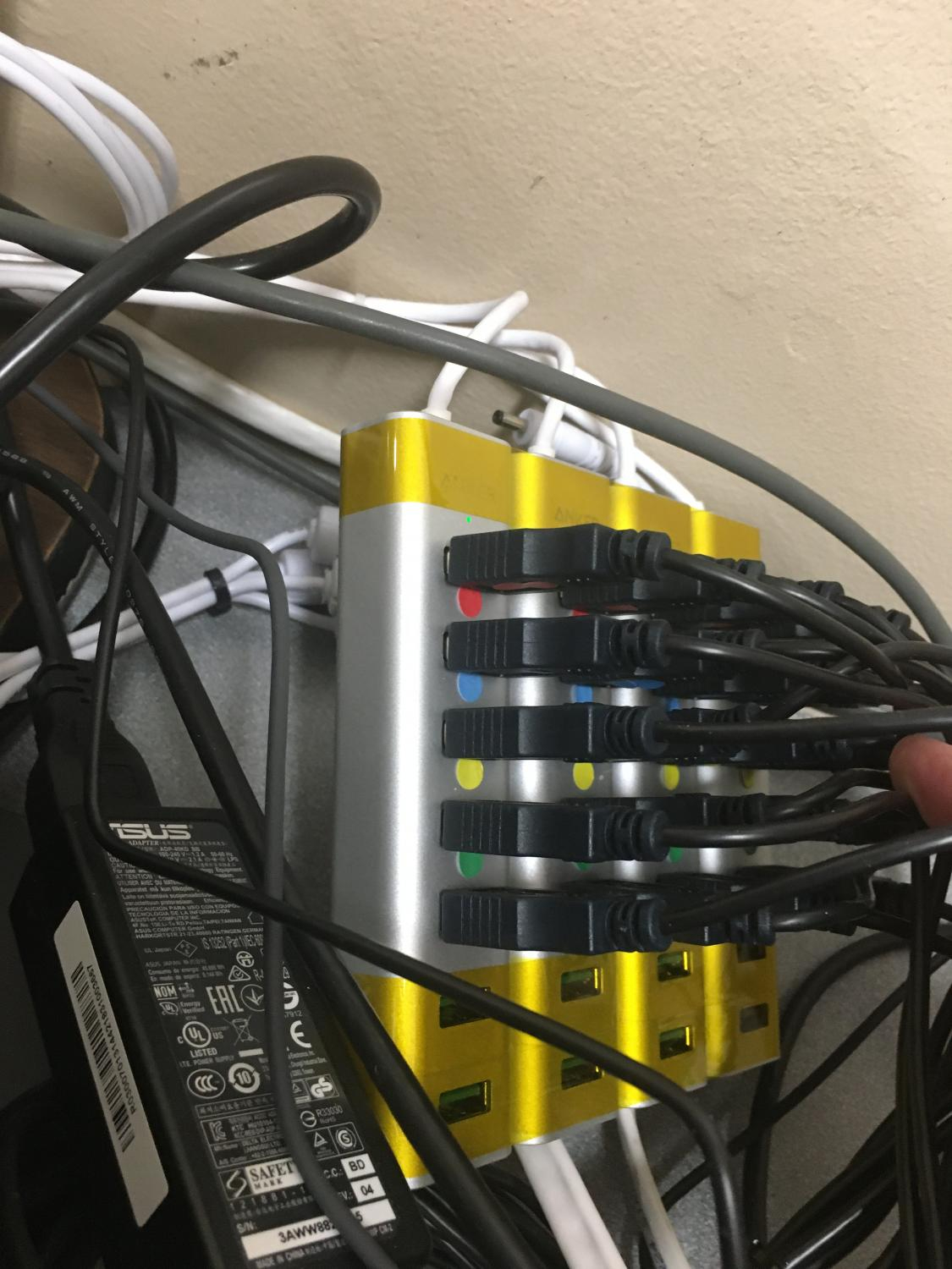 Colored connection dots on the USB Hubs showing where toaster racks should be connected